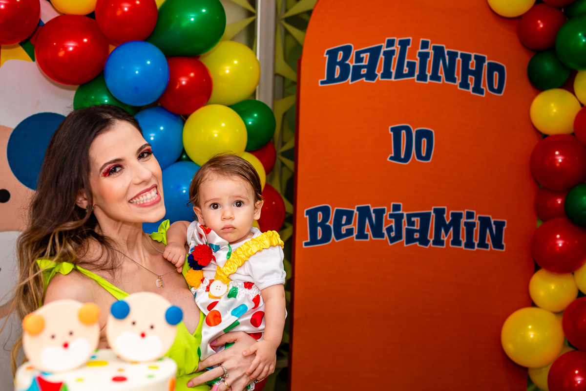 Benjamim com a mamãe no seu Bailinho. Foto registrada por George Dantas