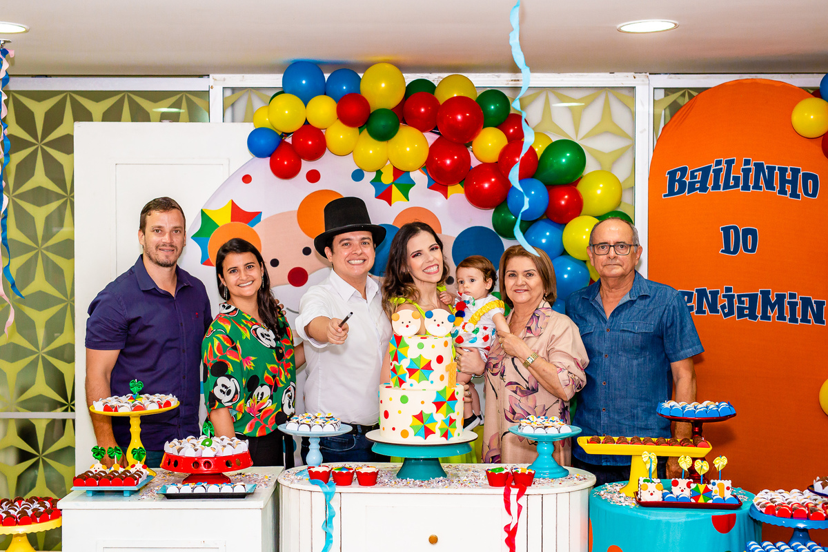 Benjamim com a família completa dos avós paternos no seu Bailinho. Foto registrada por George Dantas