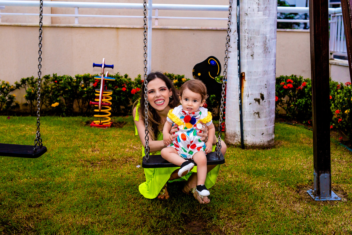 Benjamim brincando com a mamãe no parquinho. Foto registrada por George Dantas
