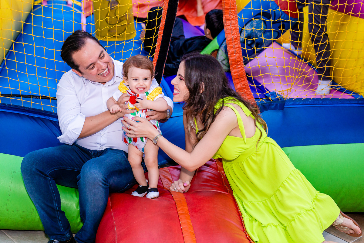 Benjamim naquela alegria com o papai e a mamãe. Foto registrada por George Dantas