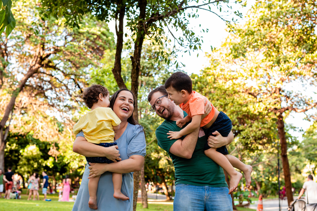 A mamãe Fernanda e o papai Alysson com os filhos Leonardo e Dante. Foto registrada por George Dantas