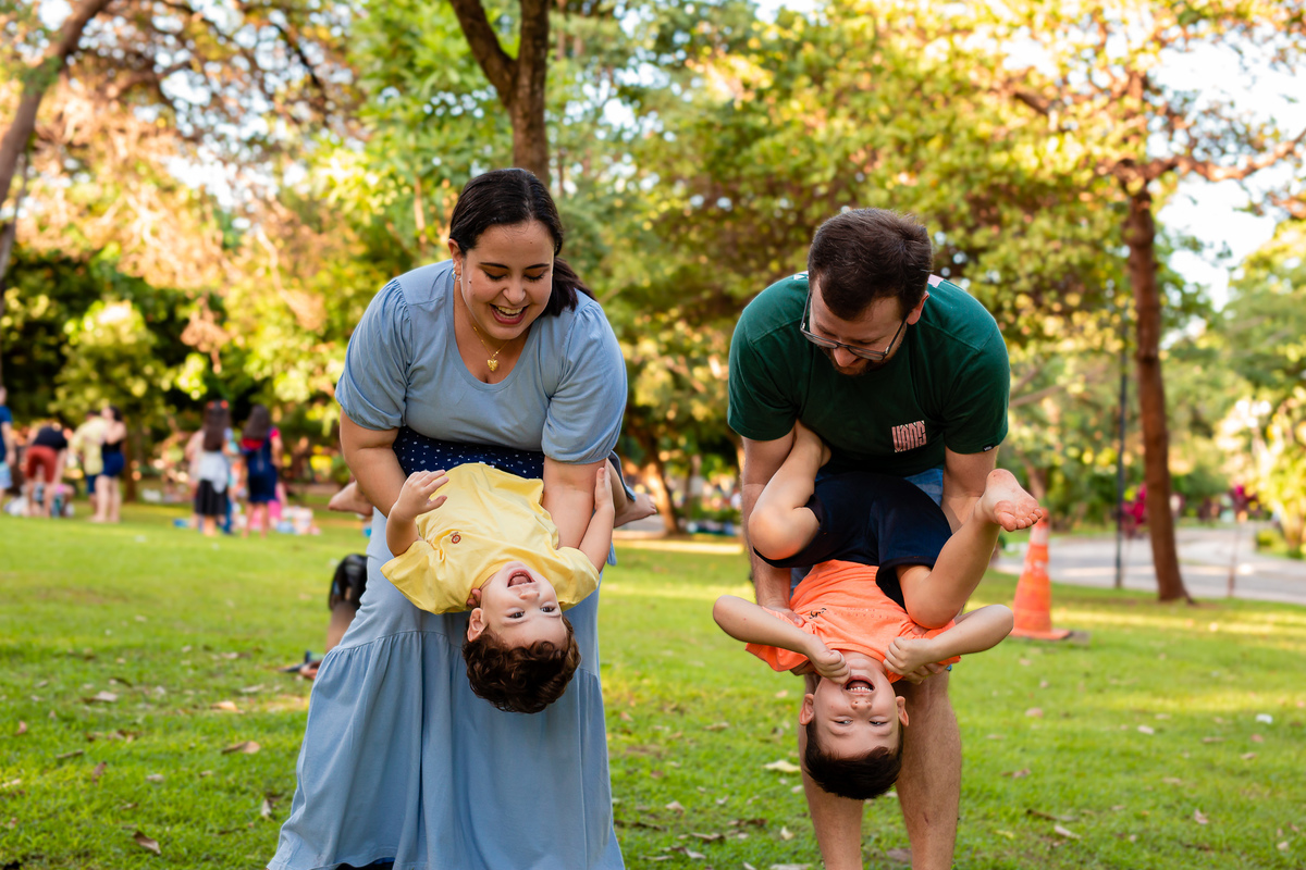 A mamãe Fernanda e o papai Alysson brincando com os filhos Leonardo e Dante. Foto registrada por George Dantas