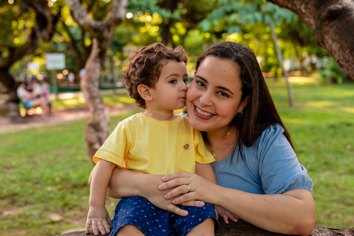 A mamãe Fernanda recebendo o carinho do pequeno Leo. Foto registrada por George Dantas