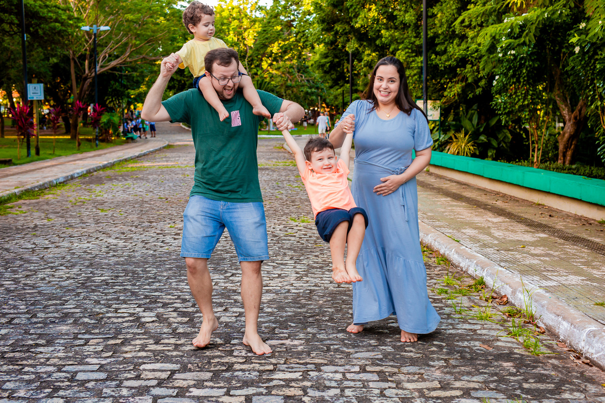 A mamãe Fernanda e o papai Alysson com os filhos Leonardo e Dante. Foto registrada por George Dantas