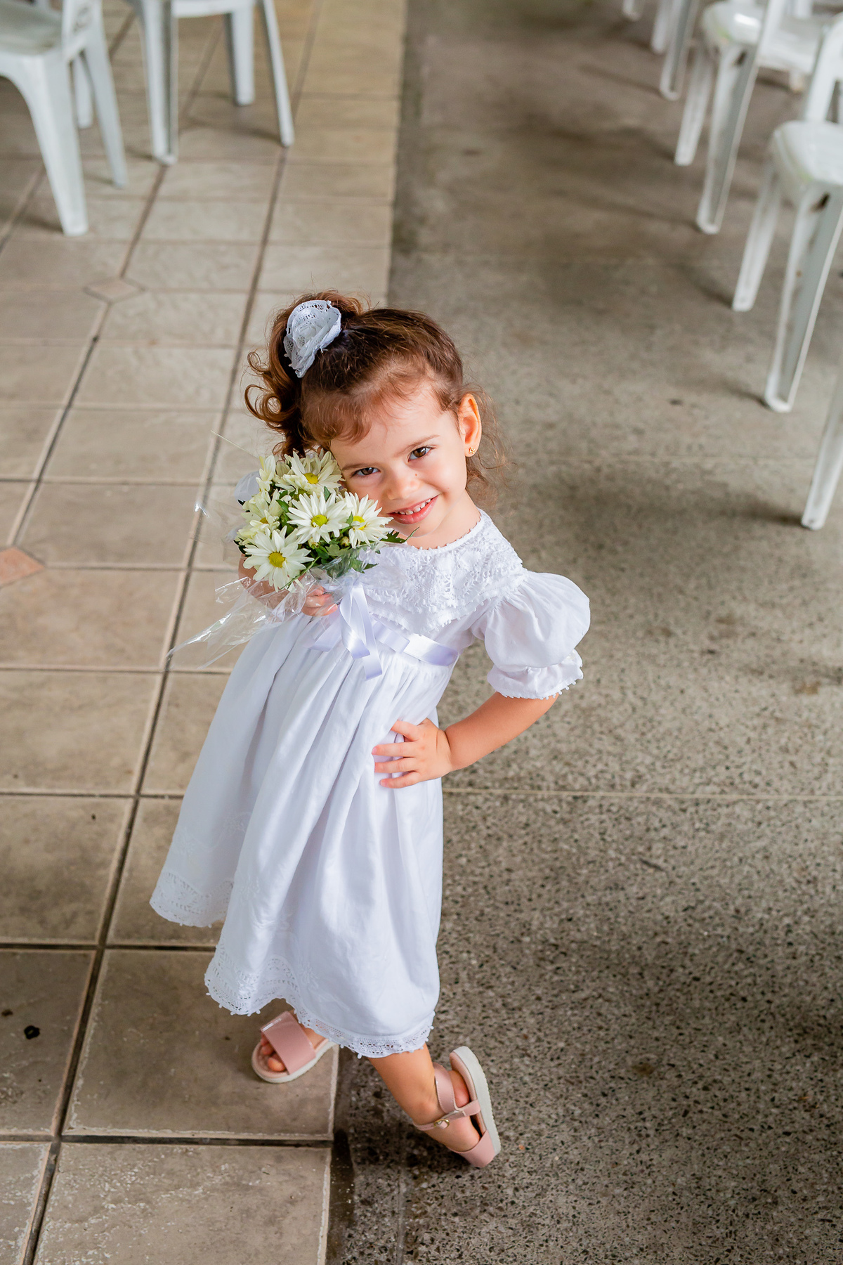 Melina com seu buquê de flores que ganhou da sua madrinha de consagração. Foto registrada por George Dantas.