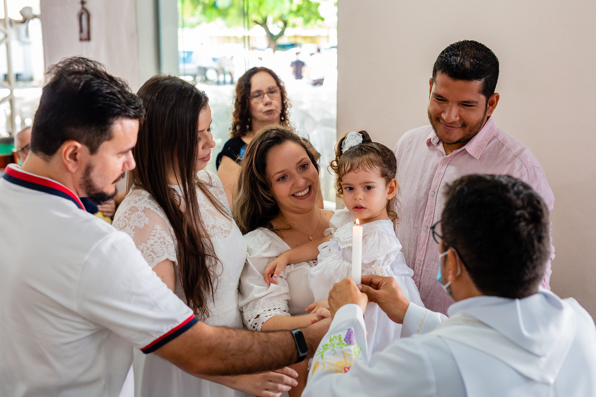 Melina com seus padrinhos e pais no encerramento do batismo. Foto registrada por George Dantas.