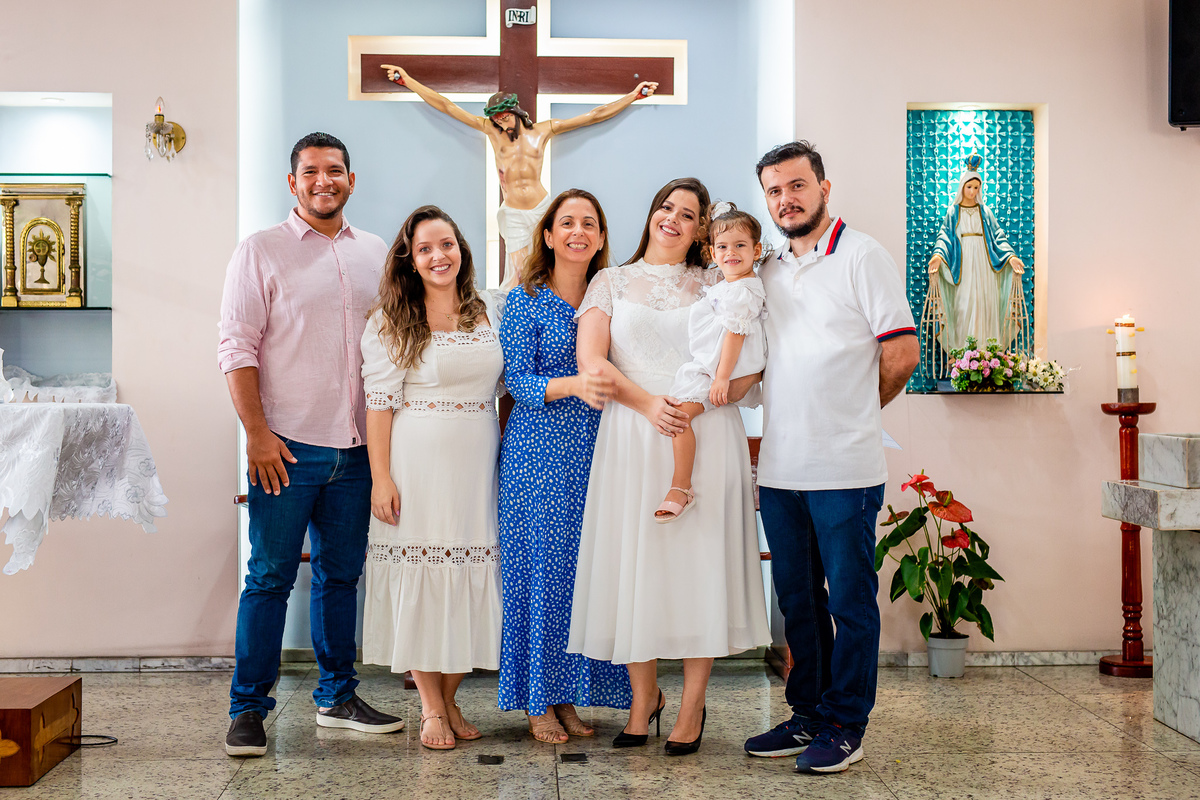 Melina com seus padrinhos de batismo, madrinha de consagração e pais. Foto registrada por George Dantas.