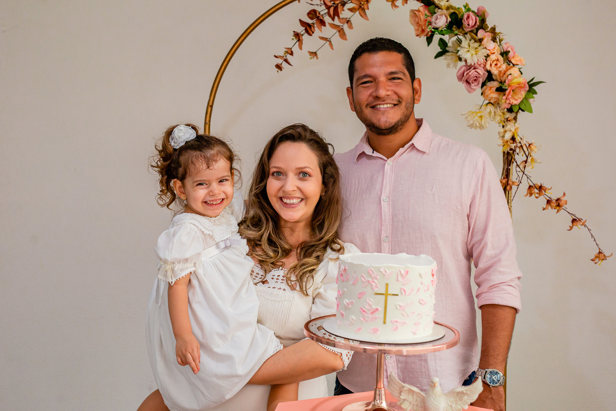 Melina com seus padrinhos na recepção do batismo. Foto registrada por George Dantas.