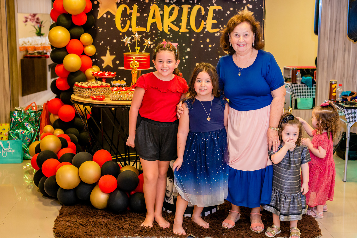 Clarice com vovó paterna, sua irmã e suas primas. Foto registrada por George Dantas