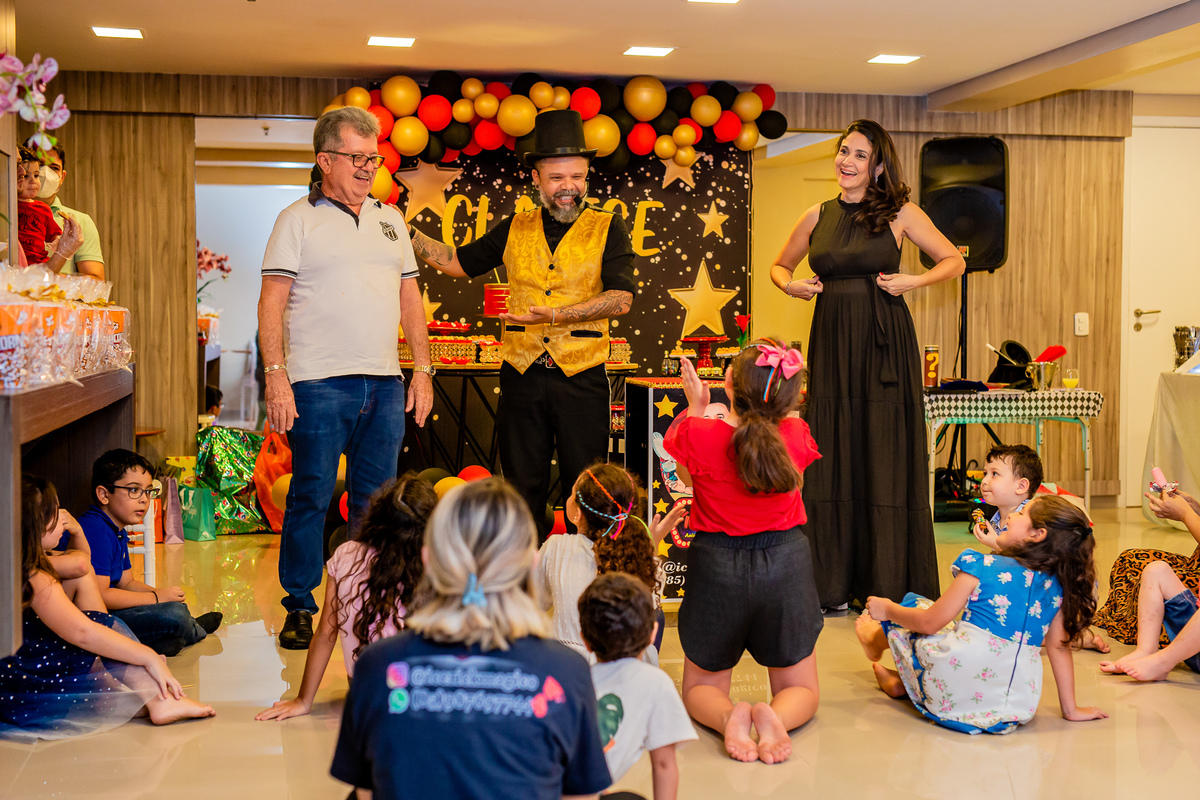 Clarice com vovó, mamãe e  o mágico Ice Rick nas suas brincadeiras. Foto registrada por George Dantas
