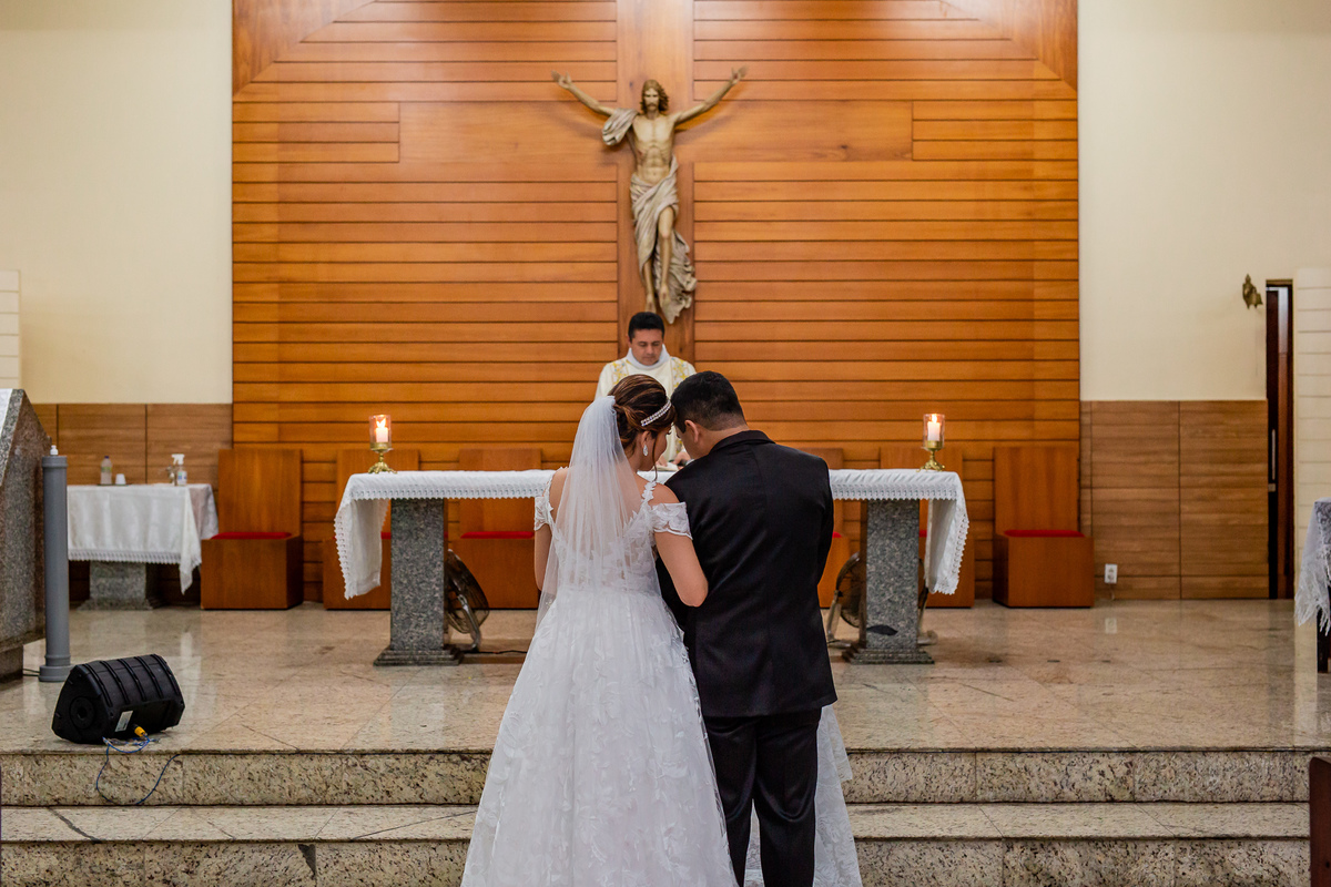 Os noivos Luciana e Josimar na igreja. Foto registrada por George Dantas