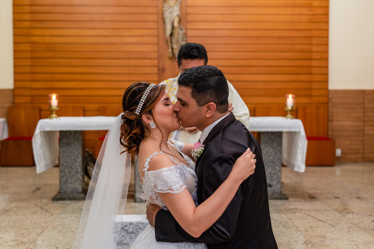 O beijo dos noivos, enfim casados. Foto registrada por George Dantas