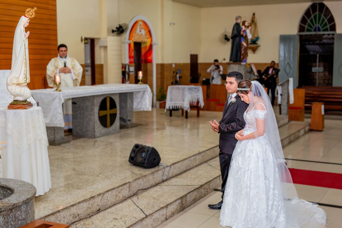 Os noivos recebendo a bênção de Nossa Senhora. Foto registrada por George Dantas