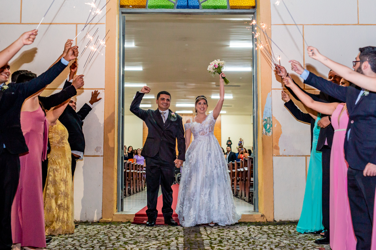 Os padrinhos e as madrinhas recebendo o casal na saída da igreja. Foto registrada.