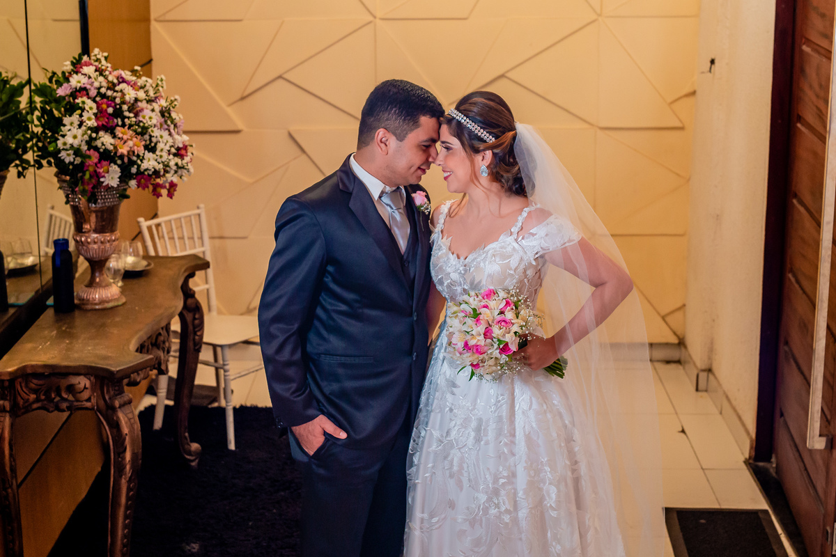 Os lindos noivos chegando no buffet. Foto registrada por George Dantas