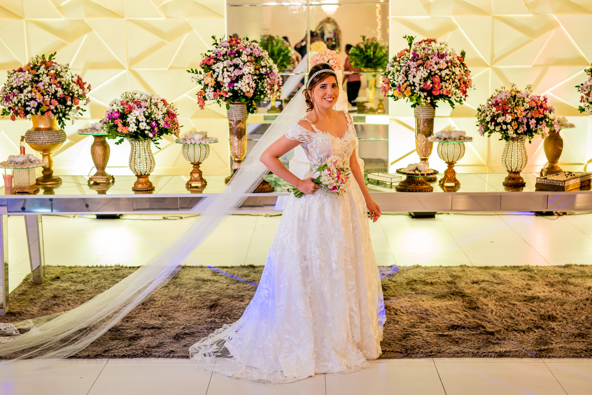 A linda noiva na mesa de decoração. Foto registrada por George Dantas