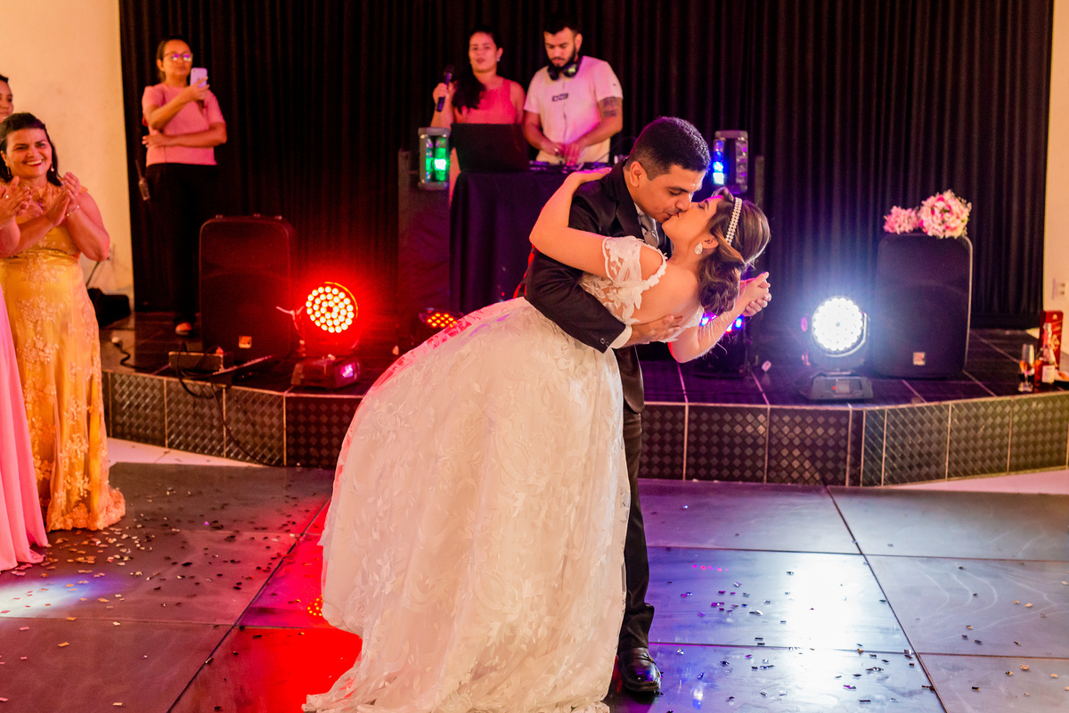 E pra finalizar a dança dos noivos, um belo beijo. Foto registrada por George Dantas