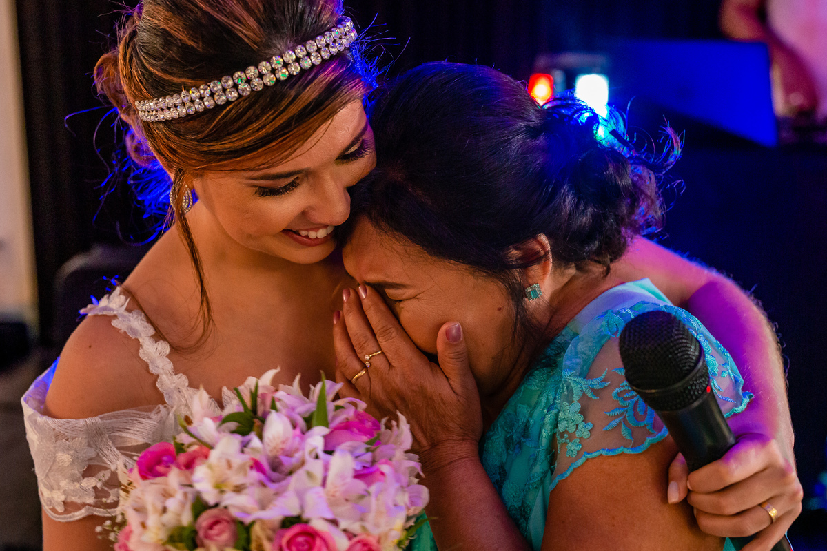 A noiva Luciana dedica seu buquê para sua mãe, após uma linda declaração. Foto registrada por George Dantas