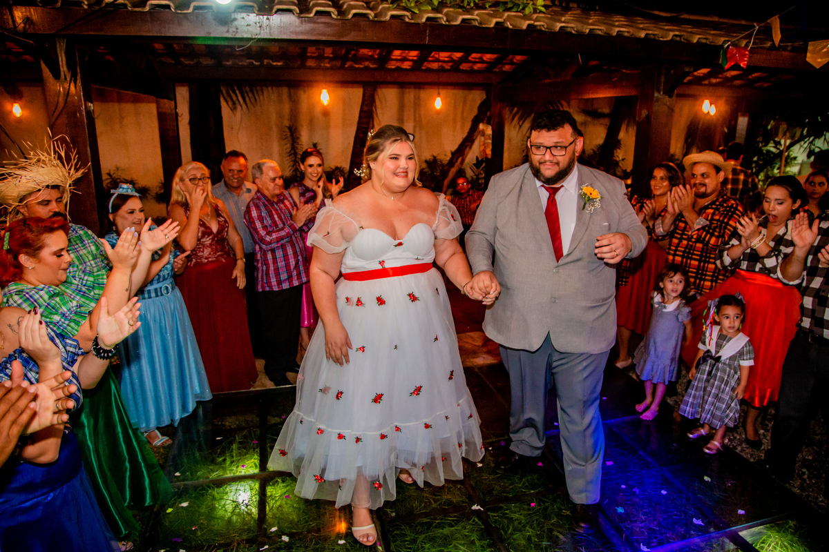 Os noivos sendo recebidos por todos para o tão esperado momento da dança dos noivos. Foto registarda por George Dantas.