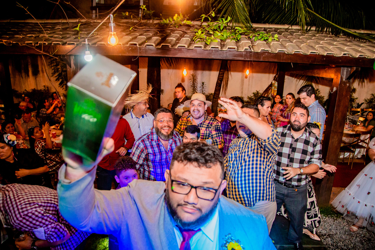 A vez do noivo jogar a caixa do whisky. Foto registarda por George Dantas.