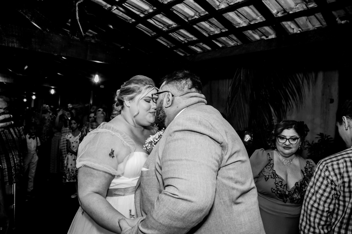 O noivo Leronardo recebendo com um beijo sua noiva Larissa. Foto registrada por George Dantas