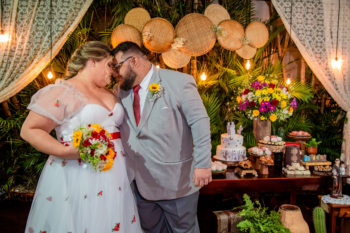 Larissa e Leonardo na linda mesa decoração do casamento. Foto registarda por George Dantas.