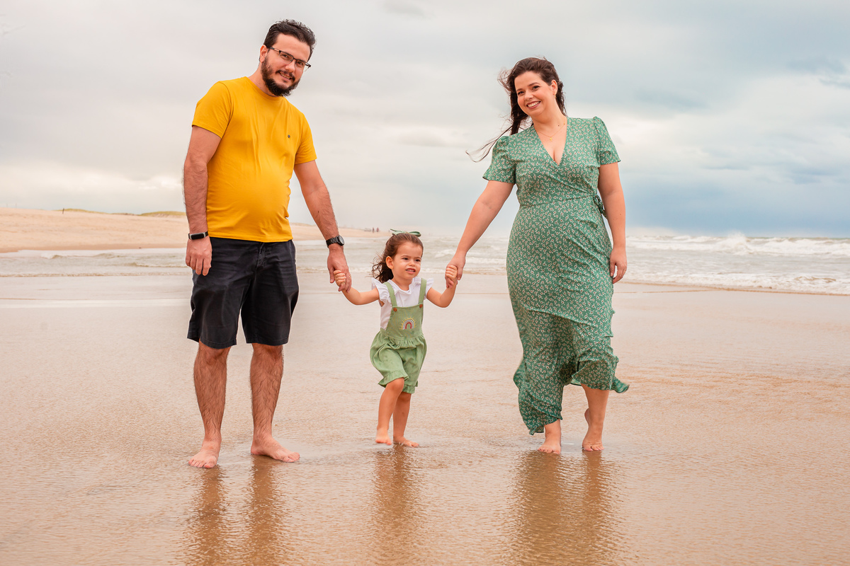 Melina com o papai e mamãe curtindo a praia no final de tarde. Foto registrada por George Dantas