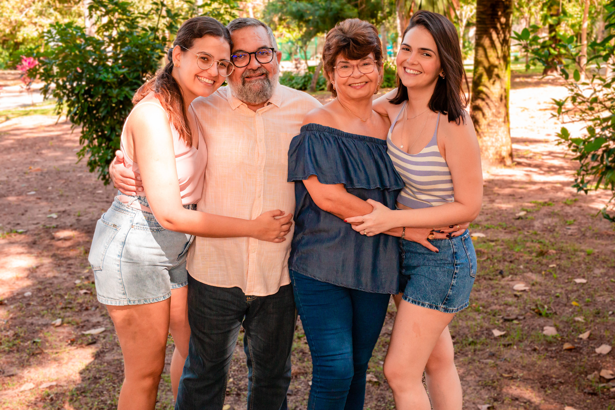 O casal Argemiro e Elisa com as filhas Maria e Marina. Foto registrada por George Dantas