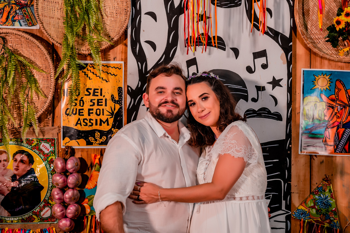Noivos lindos na mesa de decoração. Foto registrada por George Dantas