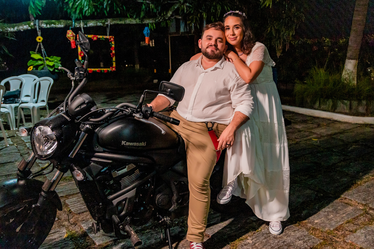 Noivos lindos na máquina. Foto registrada por George Dantas