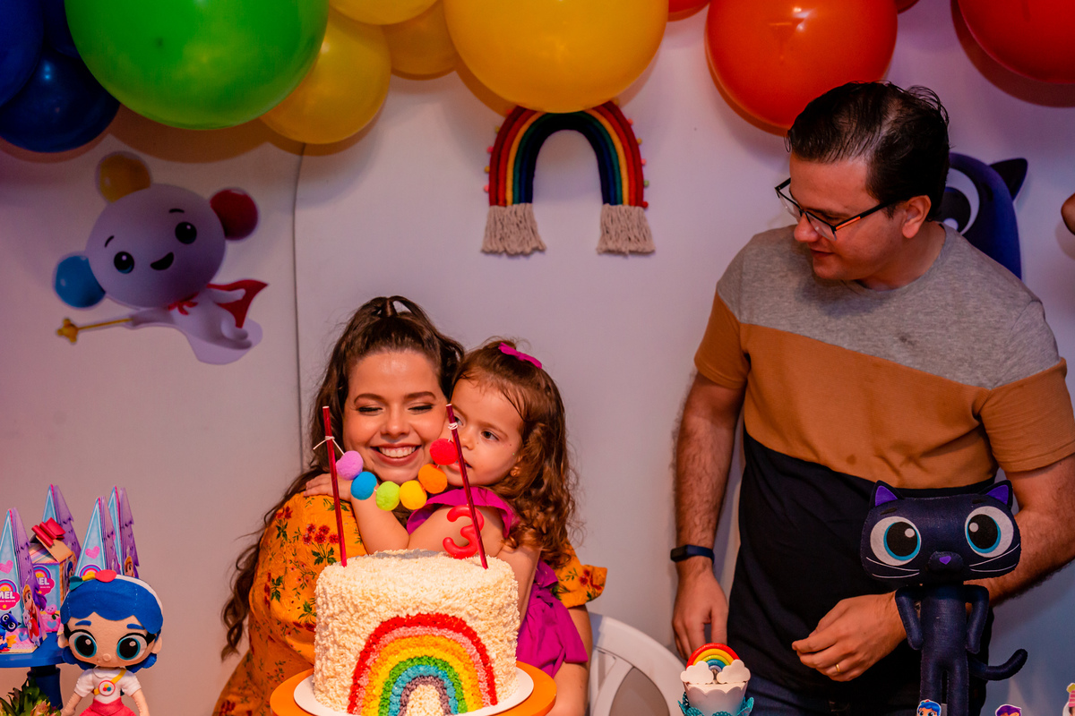 Melina abraçando a mamãe no parabéns. Foto registrada por George Dantas