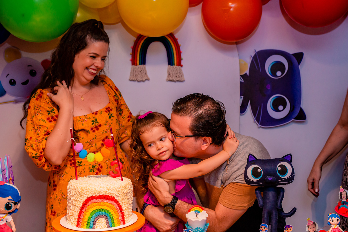 Melina abraçando o papai no parabéns. Foto registrada por George Dantas