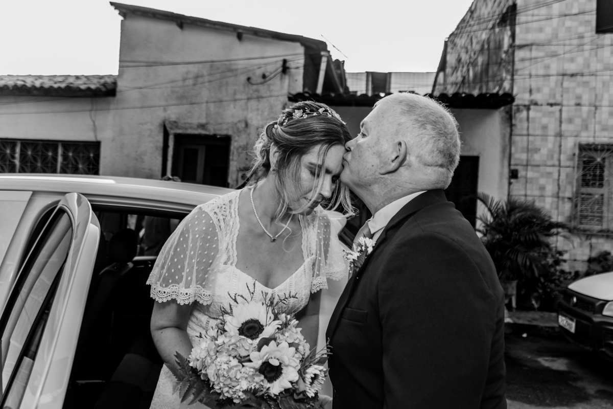 O beijo de recepção do pai da noiva. Registro de George Dantas