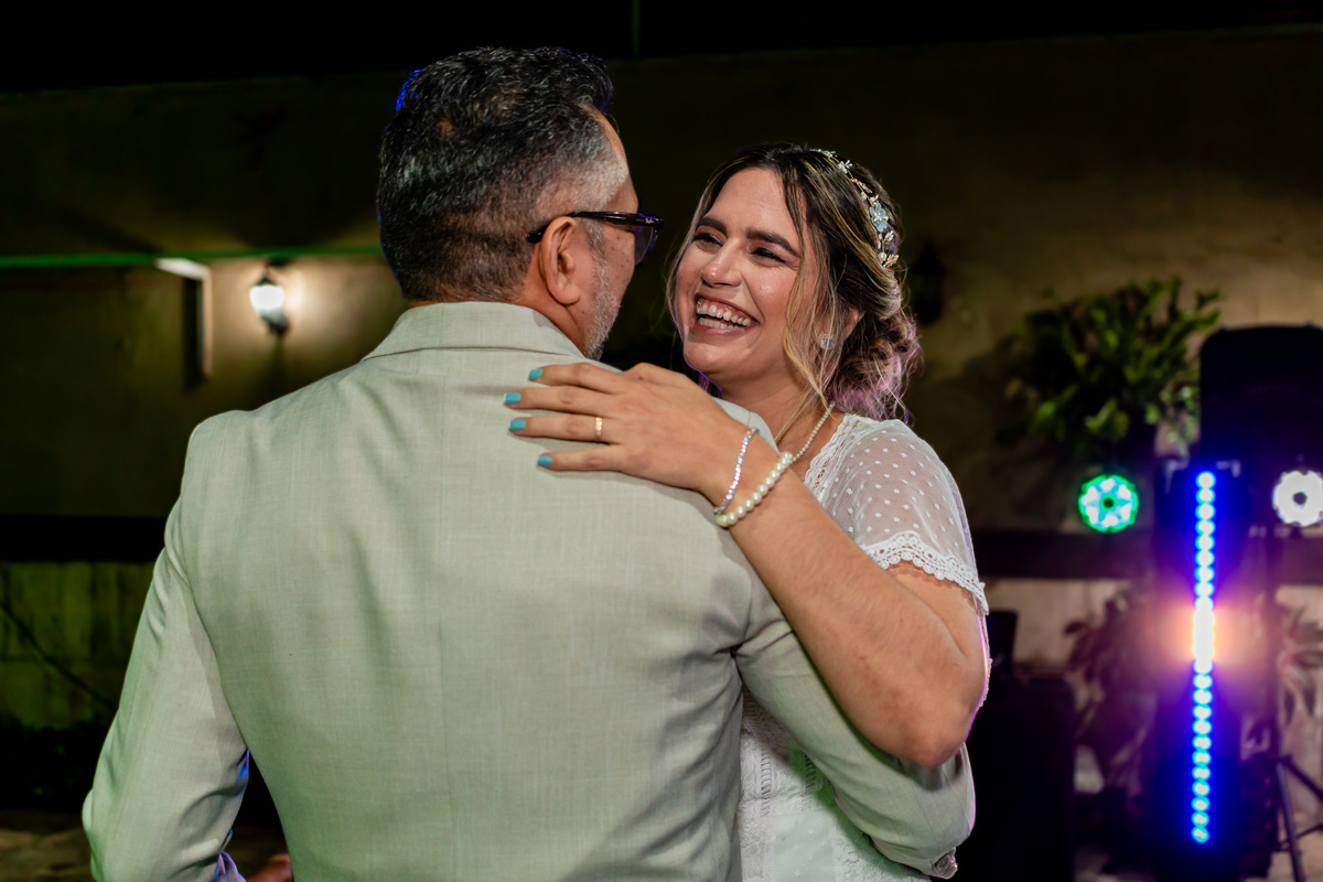 O casal dançando com muito amor. Registro de George Dantas