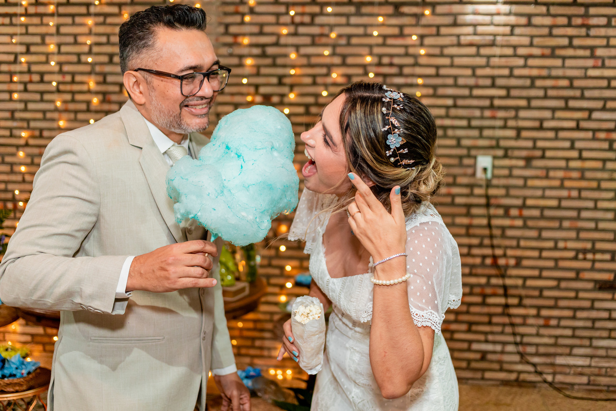 E por fim, o casal comendo um enrome algodão doce. Registro de George Dantas