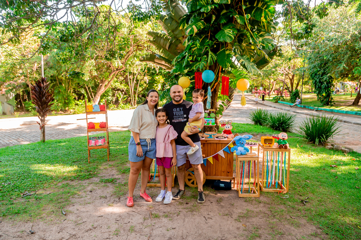 Aniversário de 8 anos da Cloé e 4 anos da Catarina. Registrado por George Dantas
