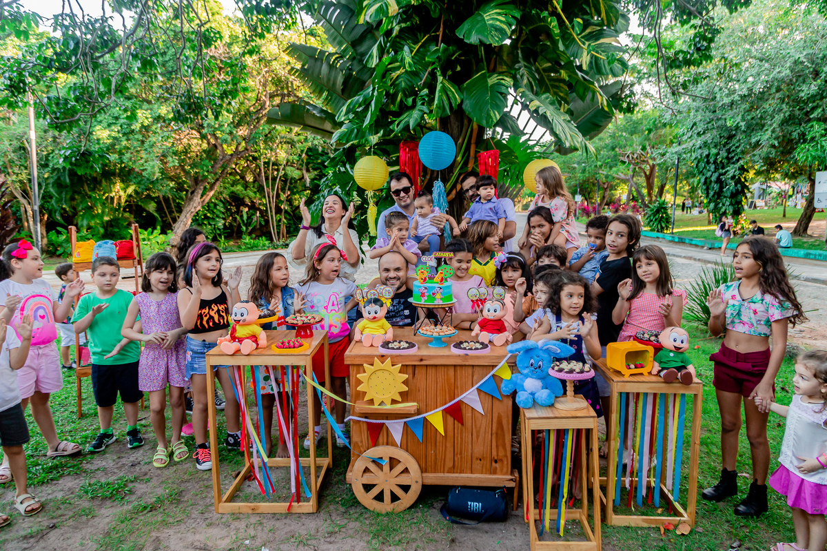 Aniversário de 8 anos da Cloé e 4 anos da Catarina. Registrado por George Dantas