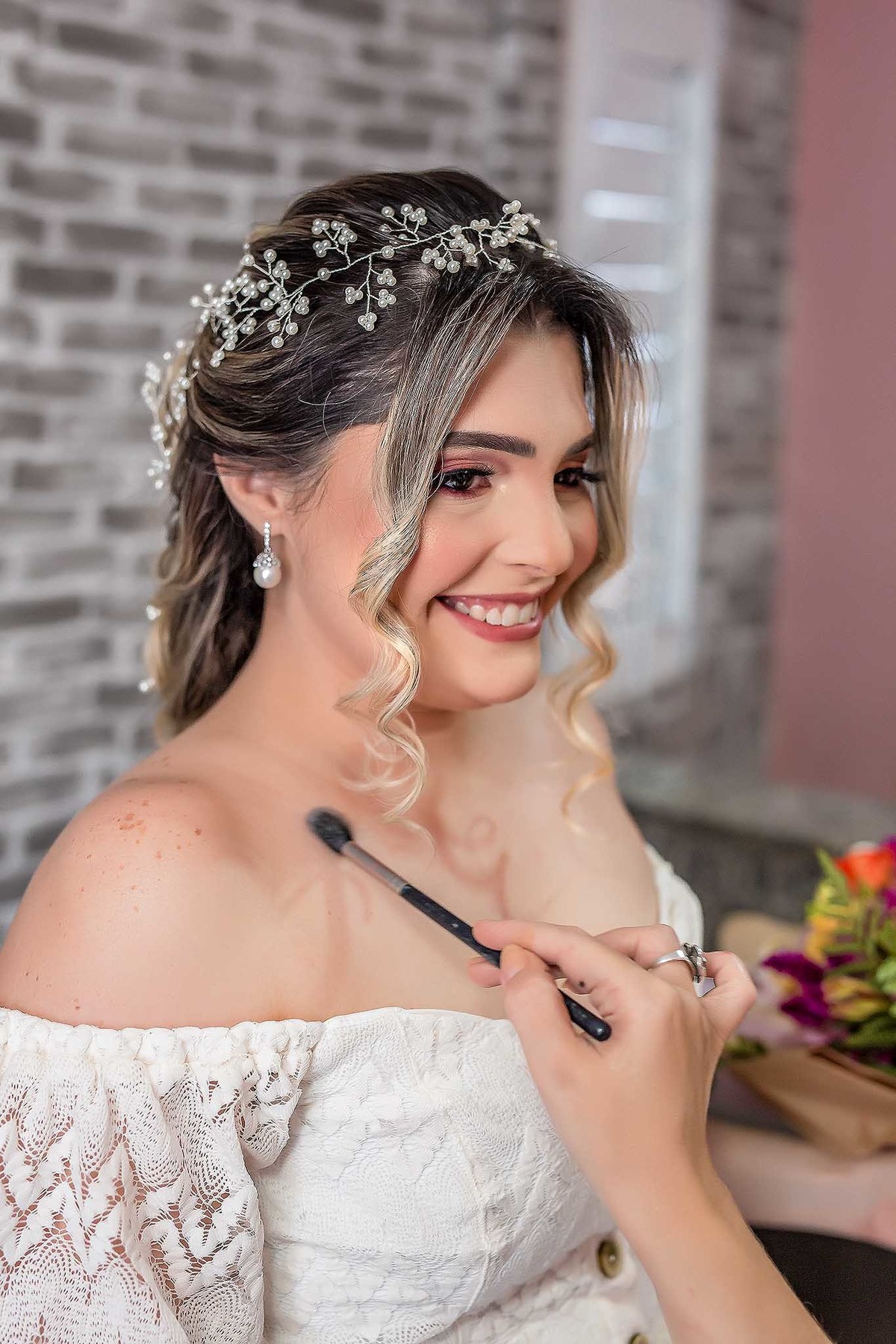 Fotografia do Making of da noiva Taylandia realizada no Studart Atelie, recebendo os últimos retoques na maquiagem e registrada pelo fotógrafo George Dantas