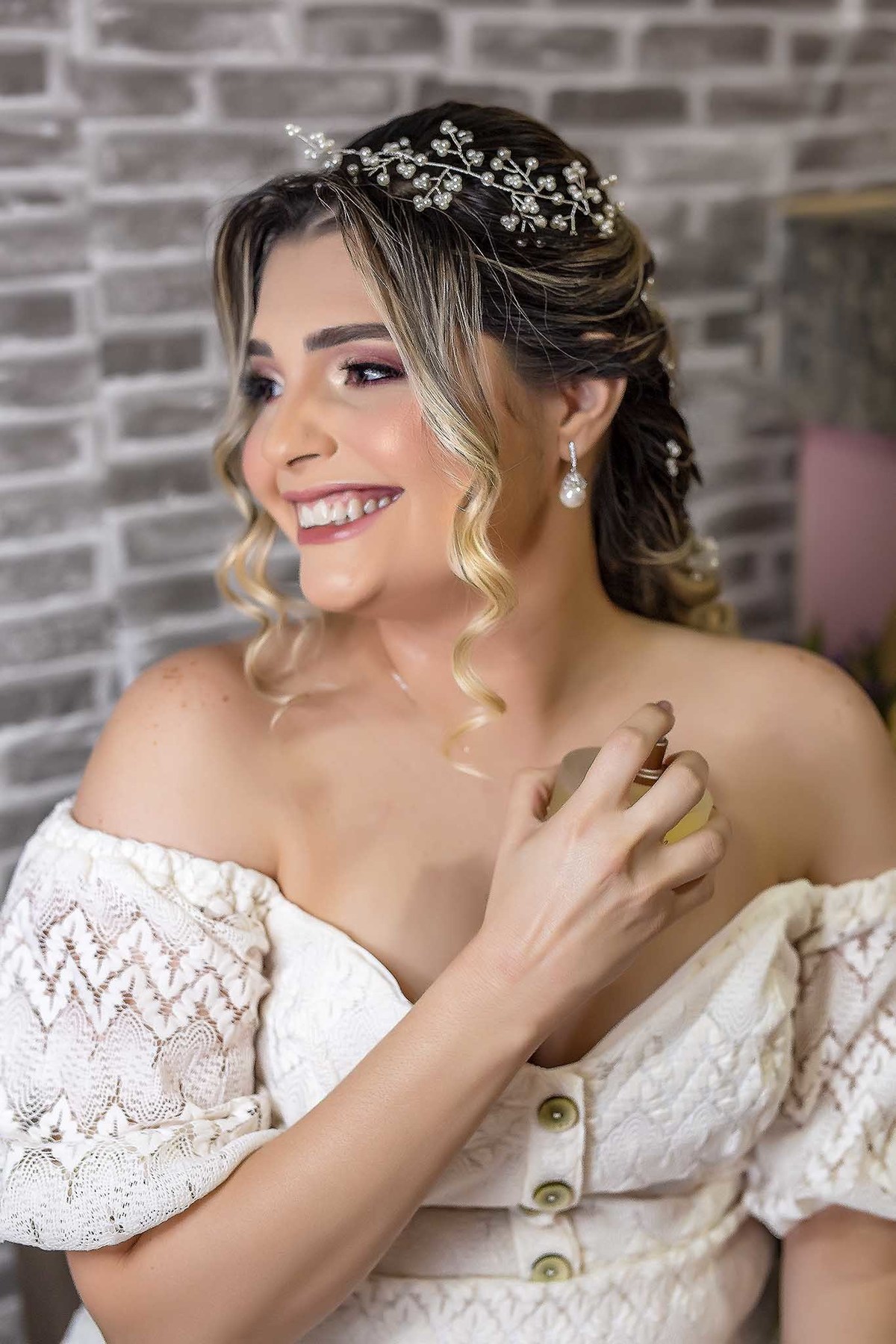 Fotografia do Making of da noiva Taylandia realizada no Studart Atelie usando seu perfume especial para o dia do casamento registrada pelo fotógrafo George Dantas