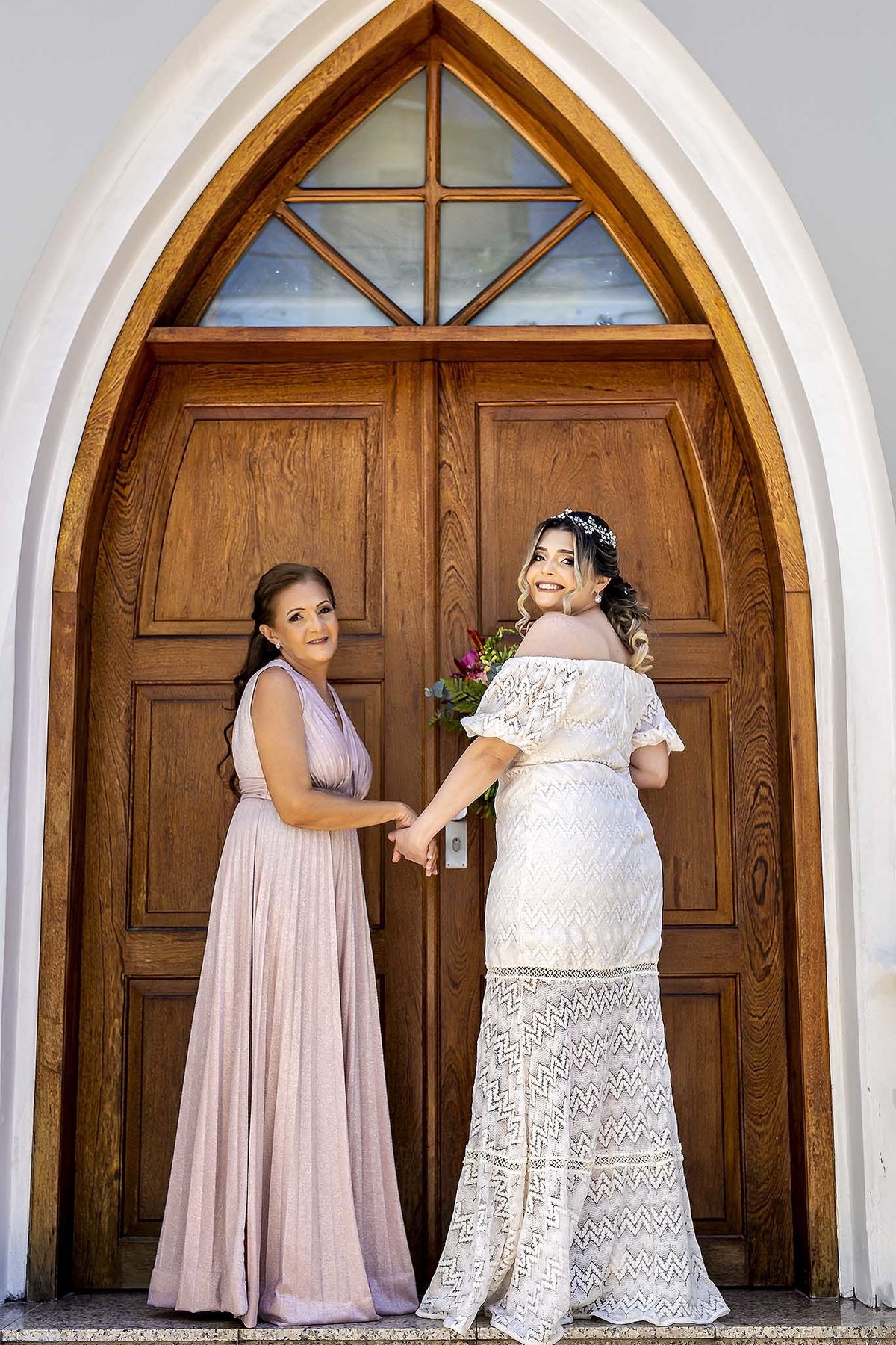 Fotografia da noiva Taylandia e sua mãe na Igreja, momentos antes de iniciar a cerimônia religiosa e registrada pelo fotógrafo George Dantas