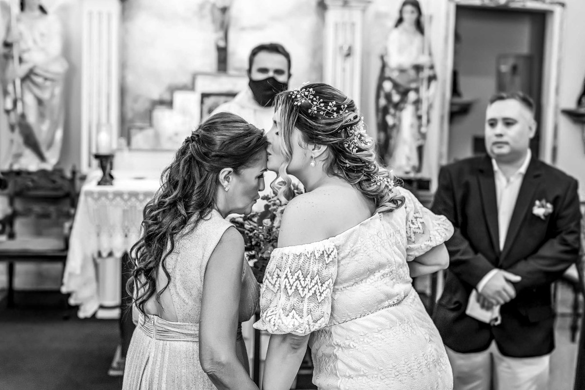 Fotografia do beijo da noiva Taylandia e em sua mãe na Igreja, na cerimônia religiosa e registrada pelo fotógrafo George Dantas