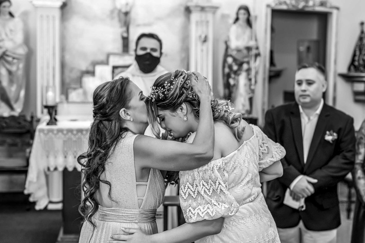 Fotografia do beijo da mãe da noiva  Taylandia, na cerimônia religiosa e registrada pelo fotógrafo George Dantas