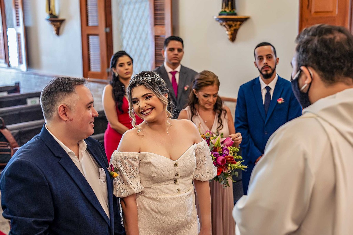 Fotografia do olhar de felicidade dos noivos Taylandia e Milson na Igreja, na cerimônia religiosa e registrada pelo fotógrafo George Dantas