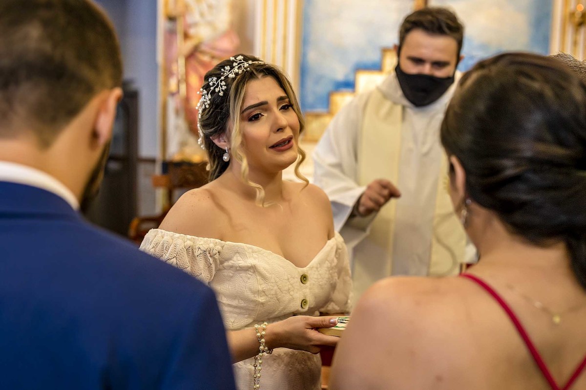 Fotografia da emoção da noiva Taylandia ao receber as alianças na Igreja, na cerimônia religiosa e registrada pelo fotógrafo George Dantas