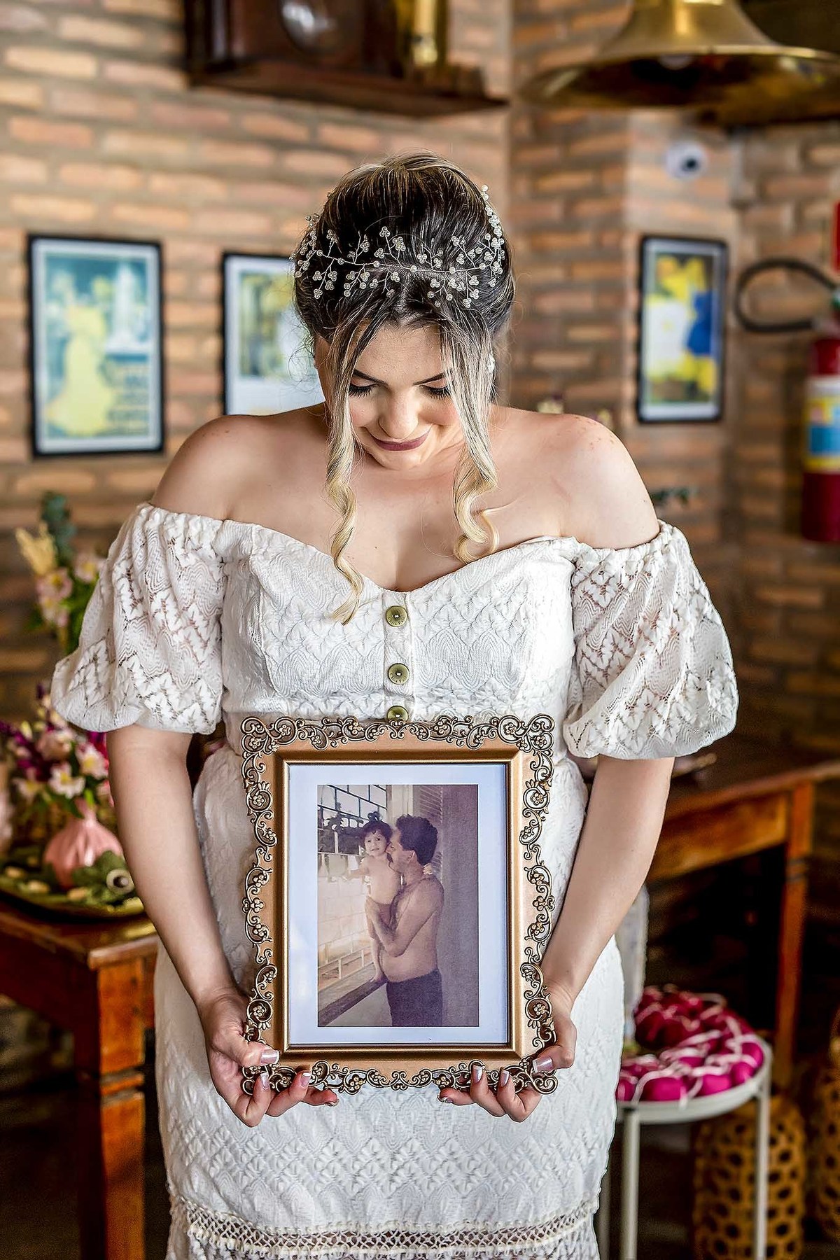 Fotografia da noiva Taylandia homenageando seu pai na recepção da cerimônia religiosa e registrada pelo fotógrafo George Dantas