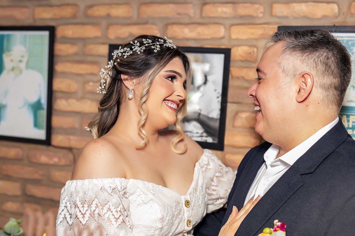 Fotografia dos noivos Taylandia e Milson na recepção após a cerimônia religiosa e registrada pelo fotógrafo George Dantas