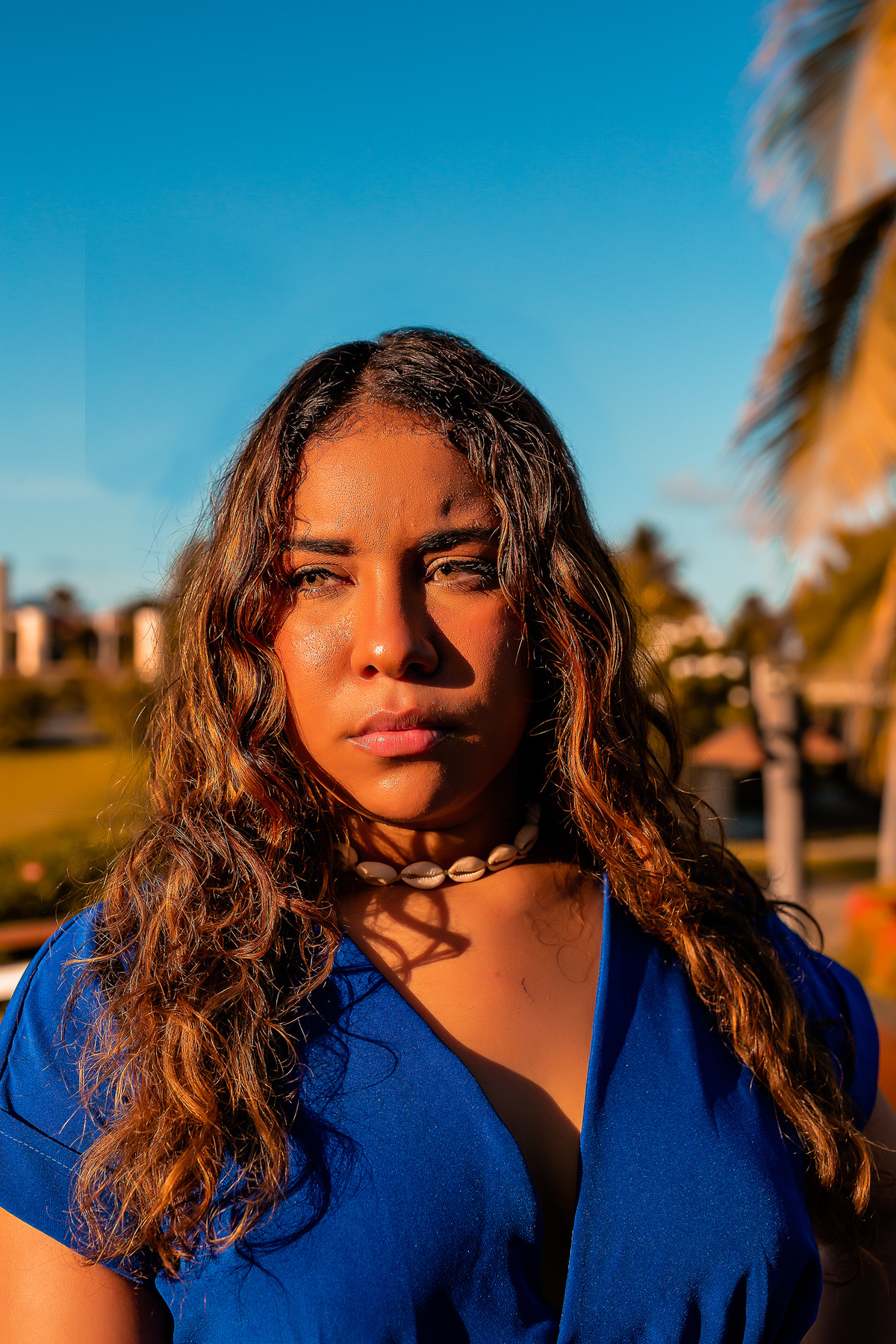 Retrato da Beatriz com seu primeiro figurino na bela luz do sol no Aquaville Resorts