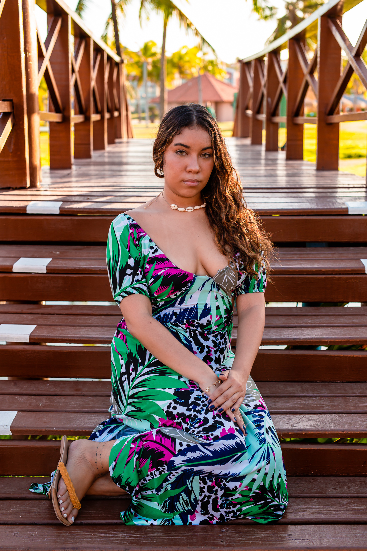 Foto da Beatriz com seu segundo figurino na ponte no Aquaville Resorts