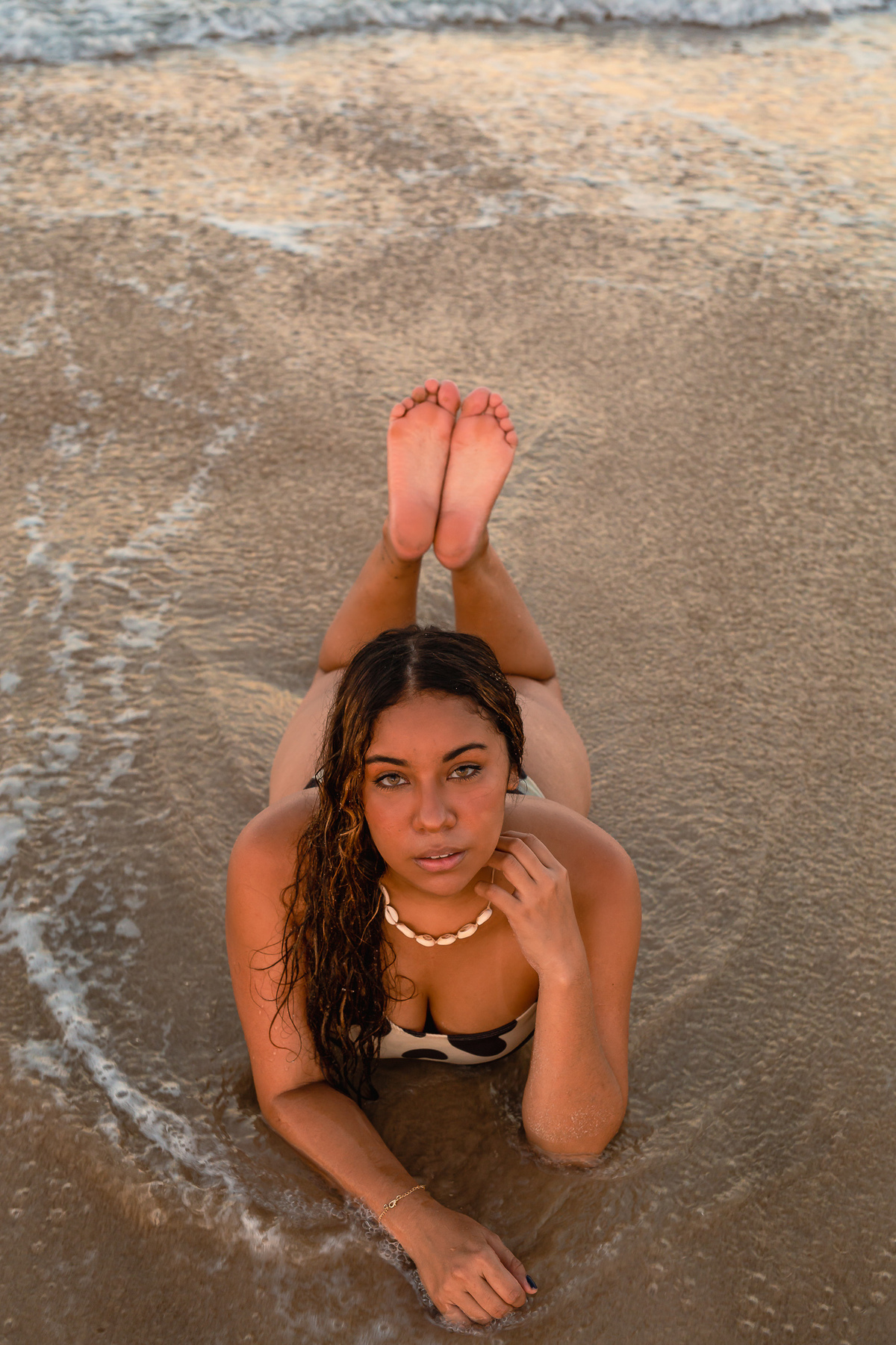 Foto da Beatriz na beira da praia do Aquaville Resorts