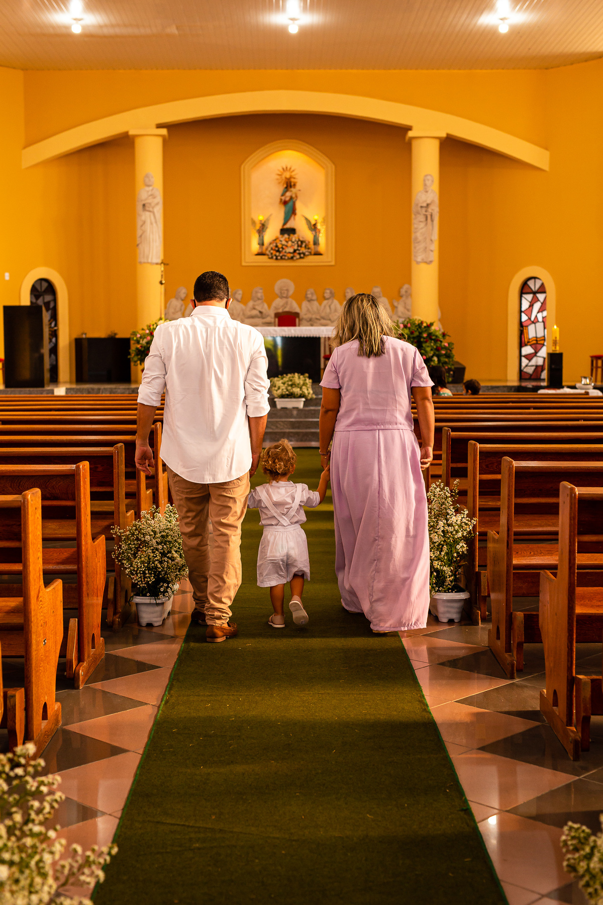O momento que Benjamim entra na Igreja de mãos dados com seus pais. Foto registrada por George Dantas